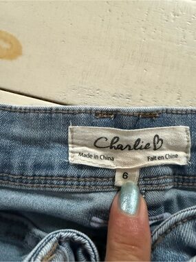 CHARLIE B Light Wash capris Jeans - Pale Blue